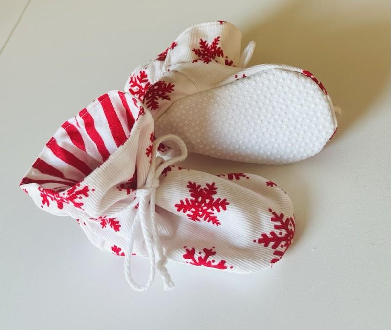 Christmas Corduroy TV Baby Booties Soft Sole Shoes SIZE MEDIUM