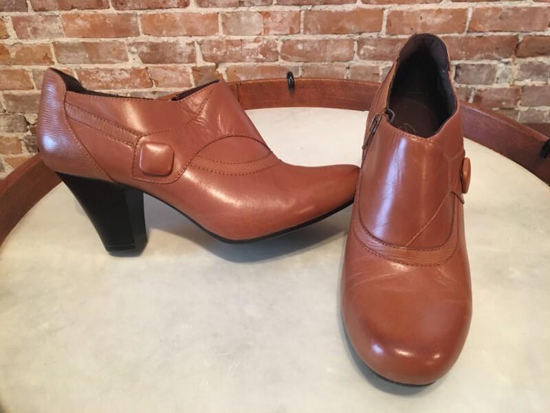 Clarks Ruby Edge Tan Cognac Leather Button Shootie Pump New