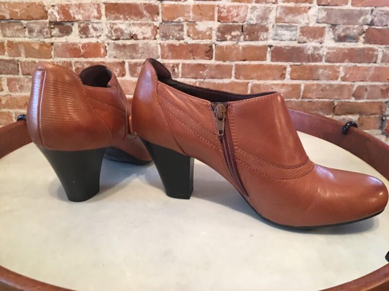 Clarks Ruby Edge Tan Cognac Leather Button Shootie Pump New