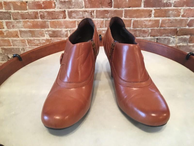 Clarks Ruby Edge Tan Cognac Leather Button Shootie Pump New
