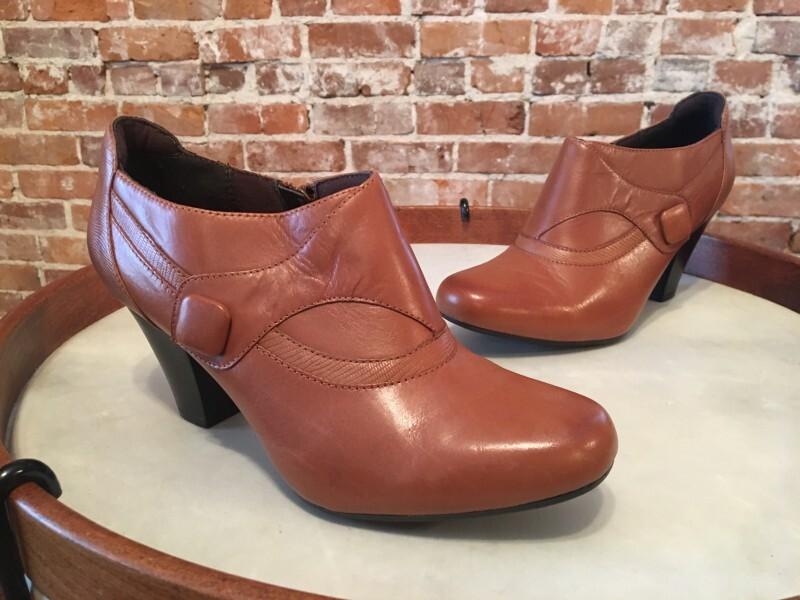 Clarks Ruby Edge Tan Cognac Leather Button Shootie Pump New