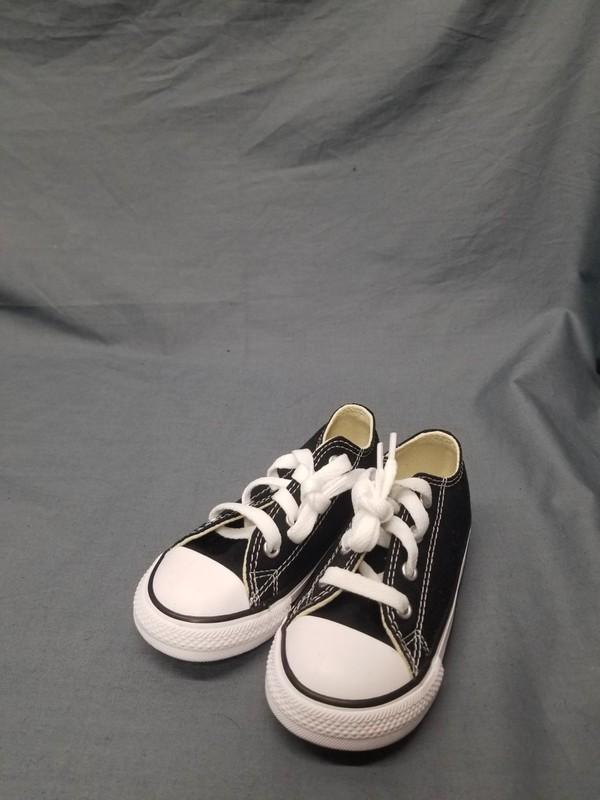 Converse Toddlers Chuck Taylor All Star Low Top Black White Size 5 NEW IN BOX