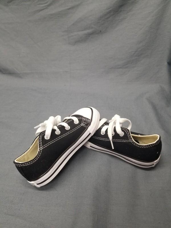 Converse Toddlers Chuck Taylor All Star Low Top Black White Size 5 NEW IN BOX