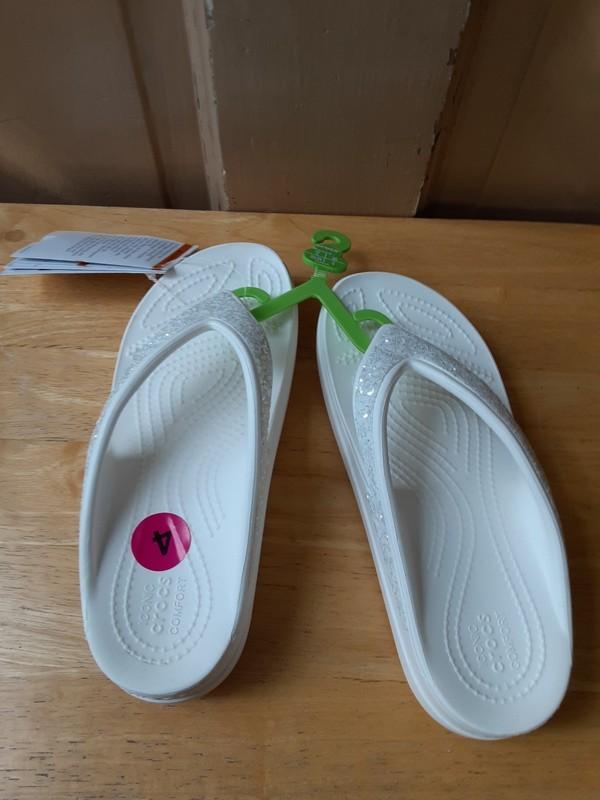 Crocs Sloane Glitter Youth Girls Iconic Comfort Flip Flops Size 4 WITH TAGS
