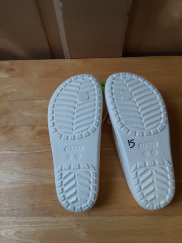 Crocs Sloane Glitter Youth Girls Iconic Comfort Flip Flops Size 4 WITH TAGS