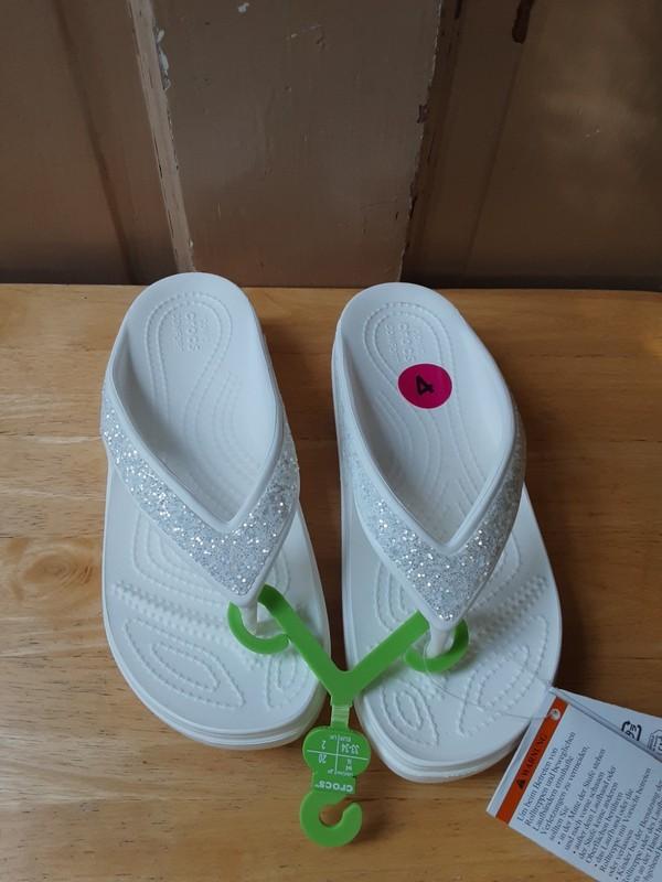 Crocs Sloane Glitter Youth Girls Iconic Comfort Flip Flops Size 4 WITH TAGS