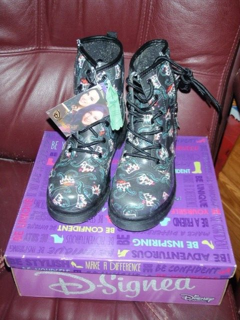 DISNEY D-SIGNED DESCENDANTS CROWN PLEASERS YOUTH GIRLS BLACK BOOTS SIZE 3 New
