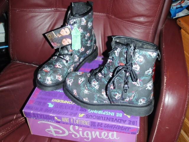 DISNEY D-SIGNED DESCENDANTS CROWN PLEASERS YOUTH GIRLS BLACK BOOTS SIZE 3 New