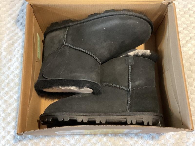 Girls' Size 1 Black Shearling Lined Winter Boots. NEW IN BOX