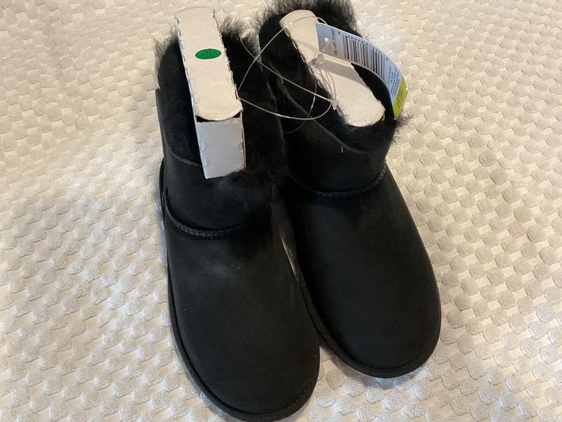 Girls' Size 1 Black Shearling Lined Winter Boots. NEW IN BOX