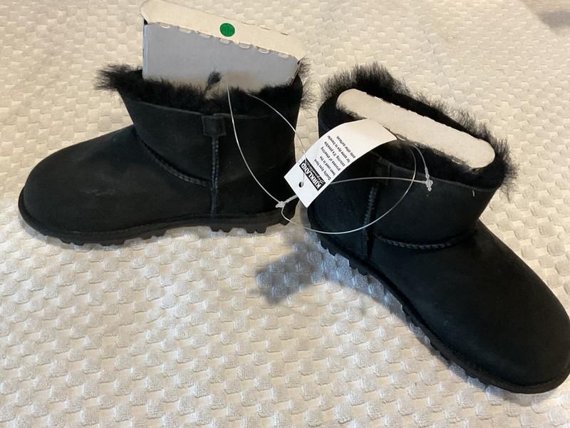 Girls' Size 1 Black Shearling Lined Winter Boots. NEW IN BOX