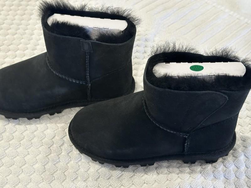 Girls' Size 13 Black Shearling Lined Winter Boots. NEW IN BOX