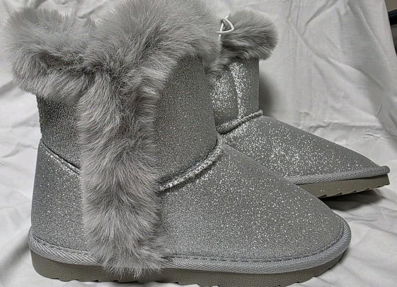 Girls Size 2 Silver Glitter Snow Boot With Faux Fur