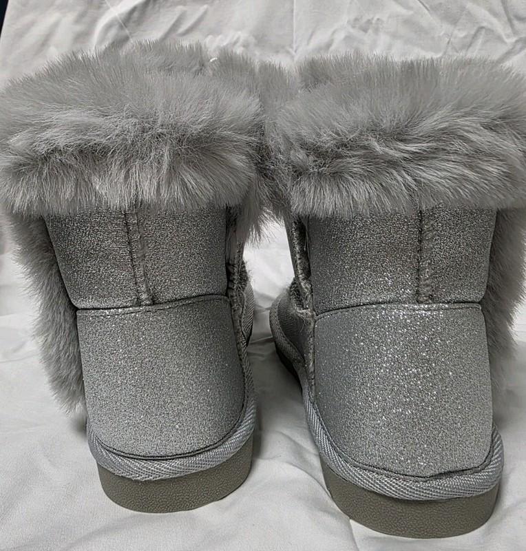 Girls Size 2 Silver Glitter Snow Boot With Faux Fur
