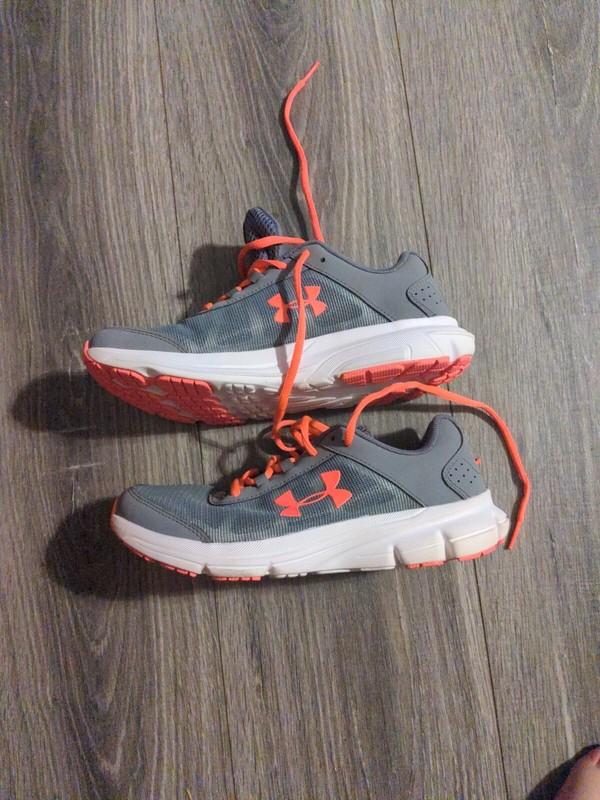 Girls UNDER ARMOUR Athletic Shoes Size 5Y Gray
