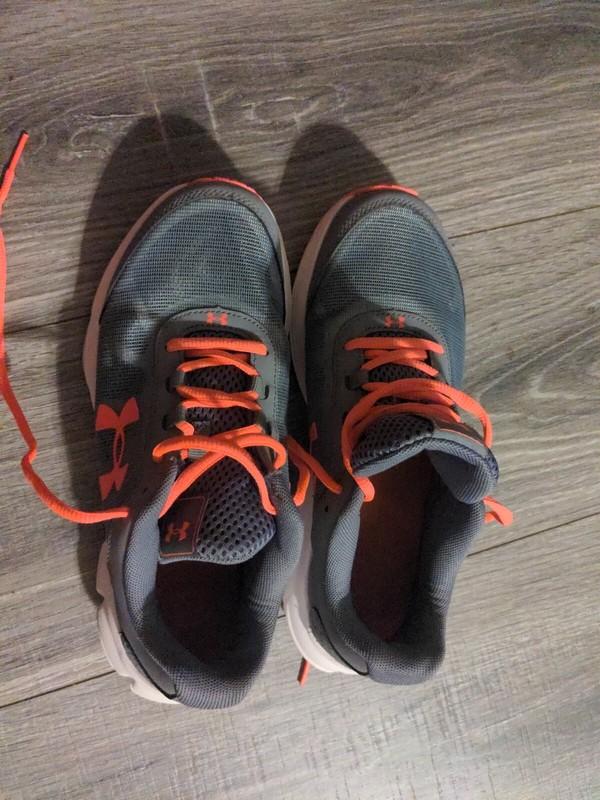 Girls UNDER ARMOUR Athletic Shoes Size 5Y Gray