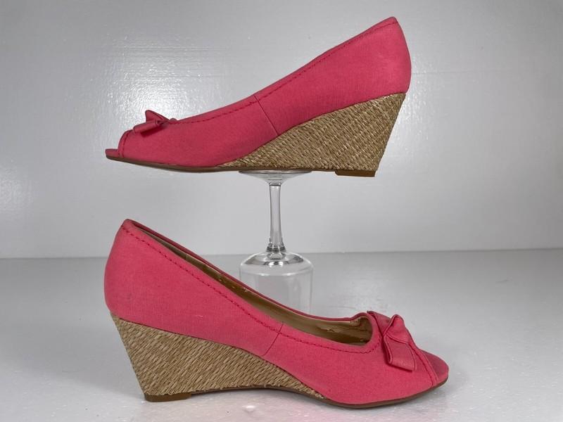 Isaac Mizrahi Women 8M Pink Bow Peep Toe Casual Slip-On Wedge Heel Summer Barbie