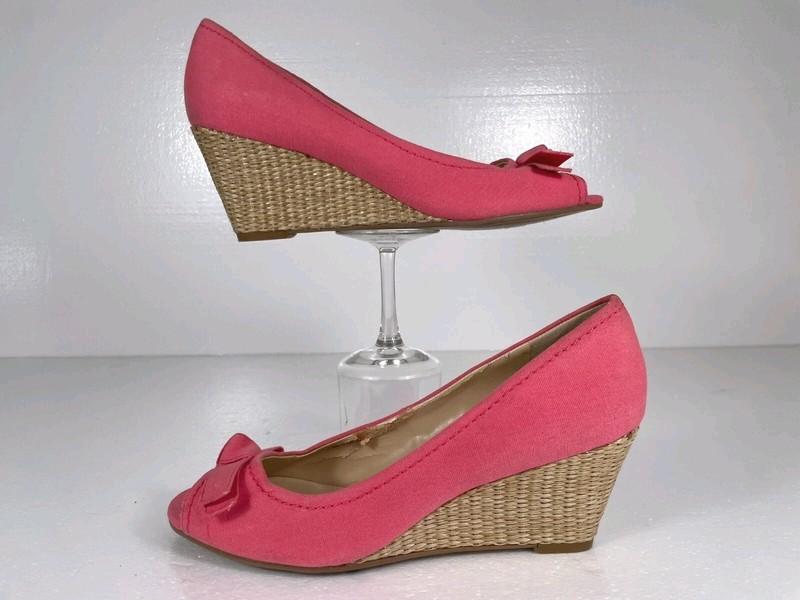 Isaac Mizrahi Women 8M Pink Bow Peep Toe Casual Slip-On Wedge Heel Summer Barbie