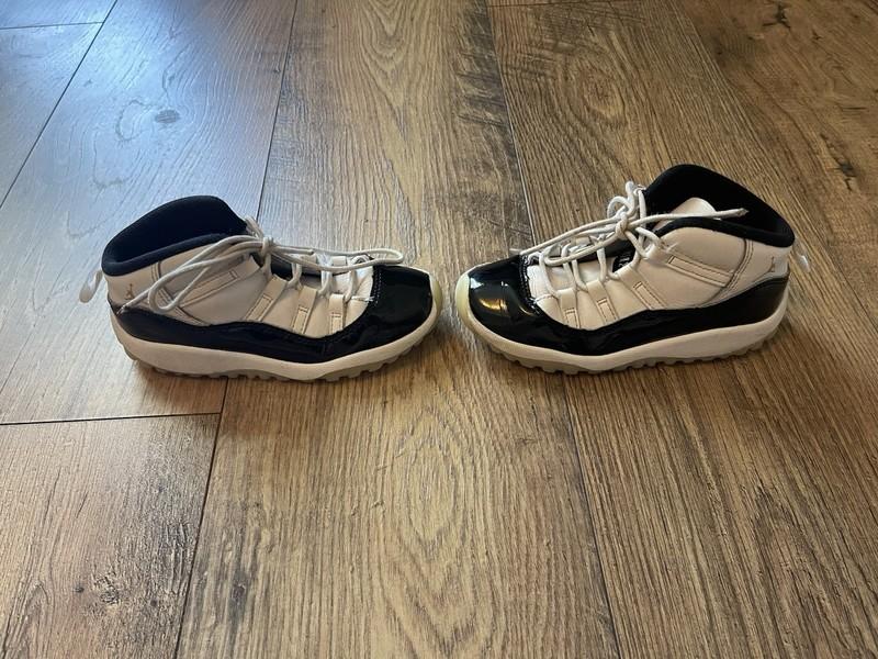 Jordan 11 Retro Youth Size 10C High Top Basketball Lace Up White & Black