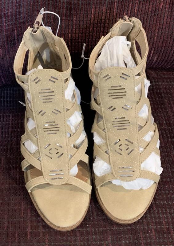 JUSTICE BEIGE SANDALS GEOMETRIC SILVER CUTOUT SIZE 8 SUPER CUTE