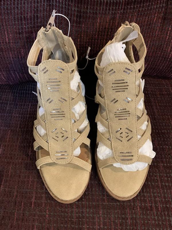 JUSTICE BEIGE SANDALS GEOMETRIC SILVER CUTOUT SIZE 8 SUPER CUTE