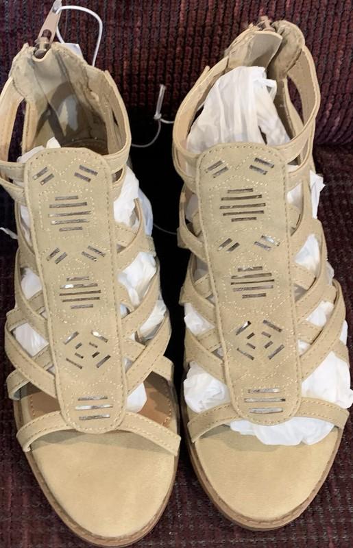 JUSTICE SANDALS SIZE 1 BEIGE GEOMETRIC SILVER CUT OUT SUPER CUTE