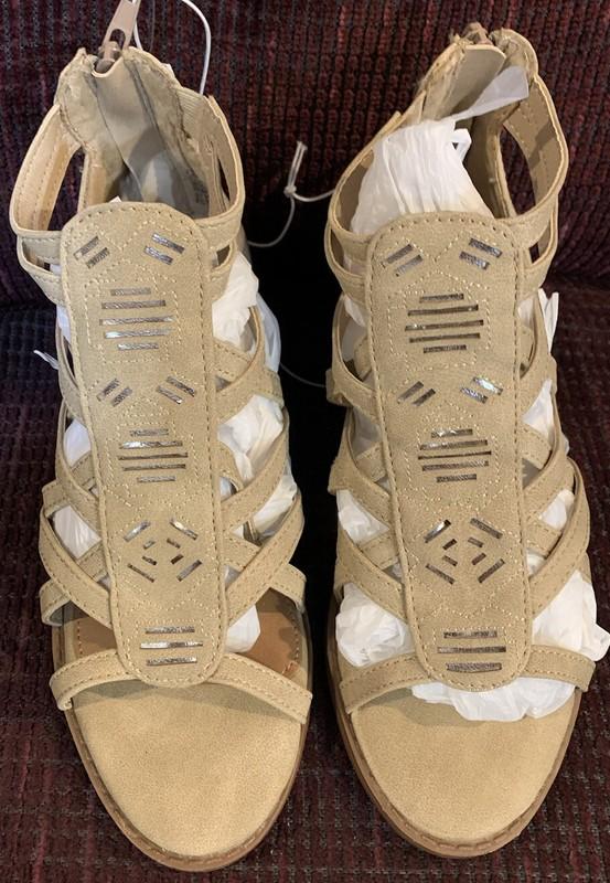 JUSTICE SANDALS SIZE 1 BEIGE GEOMETRIC SILVER CUT OUT SUPER CUTE