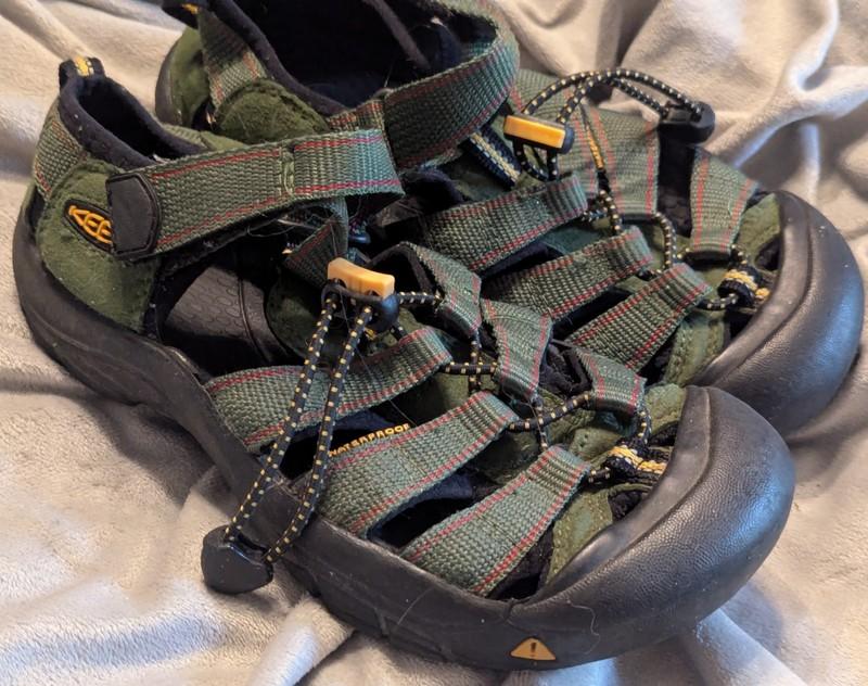 KEEN WATERPROOF HIKING SPORT GREEN SANDALS SIZE 2 / 34