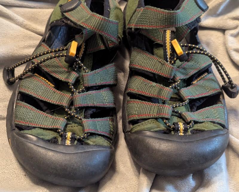 KEEN WATERPROOF HIKING SPORT GREEN SANDALS SIZE 2 / 34
