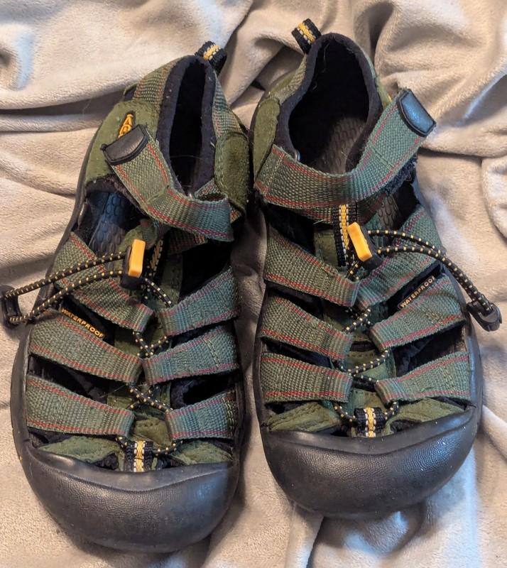 KEEN WATERPROOF HIKING SPORT GREEN SANDALS SIZE 2 / 34