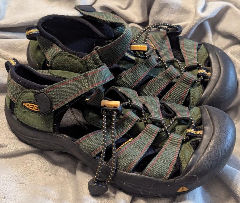 KEEN WATERPROOF HIKING SPORT GREEN SANDALS SIZE 2 / 34