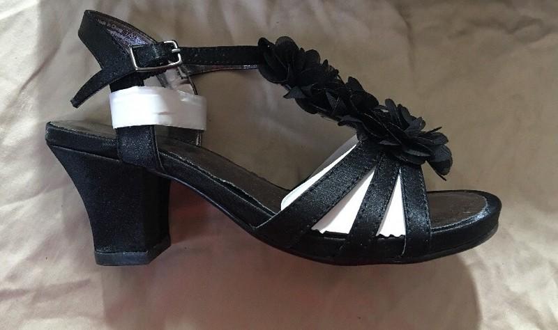 Kenneth Cole Face To Chase Girls Sandal Size 12.5 NIB. (44)
