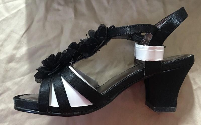 Kenneth Cole Face To Chase Girls Sandal Size 12.5 NIB. (44)