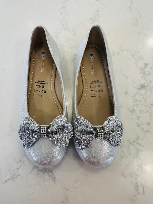 Kid Express Glittery Silver Dress Shoes with Bow Size 2.5 (girls)