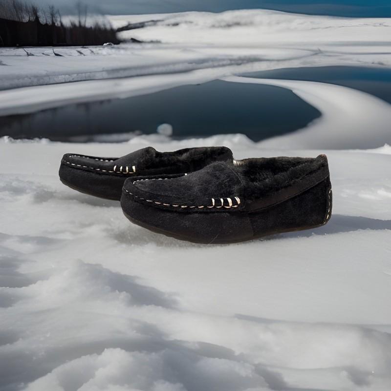 Koolaburra by UGG Youth 13 Black Suede Moccasin Slippers Faux Fur Lined Shoes