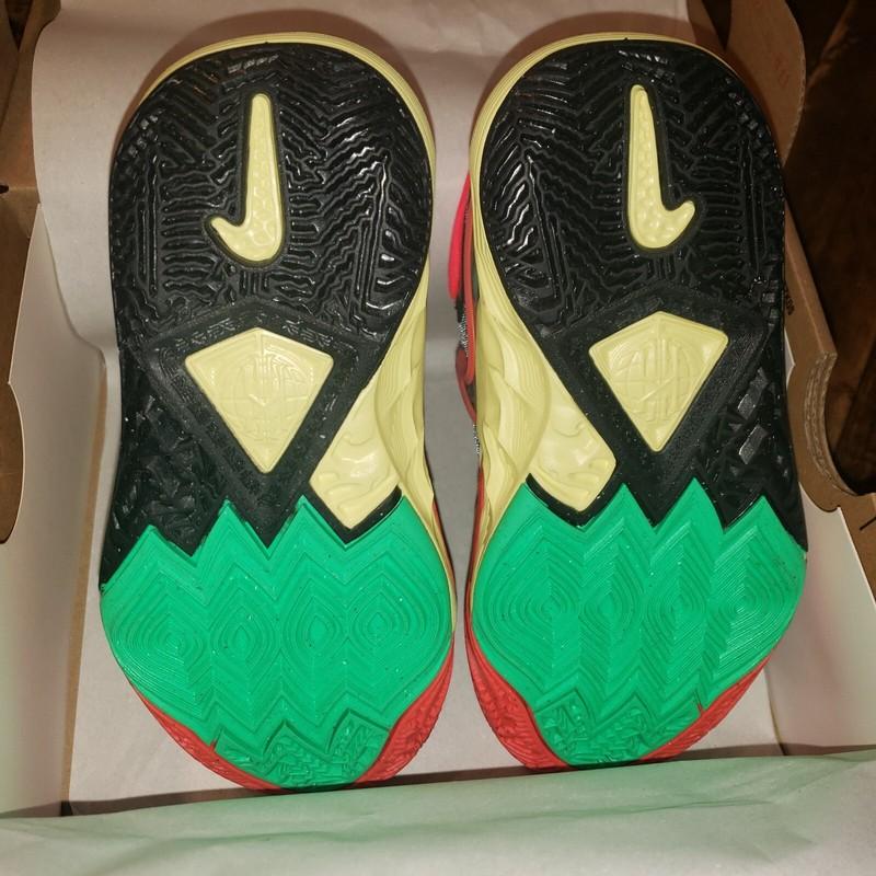 Kyrie 8 Go (PS) Black / Lemon Chiffon DQ8077-003 Youth Size 1.5Y