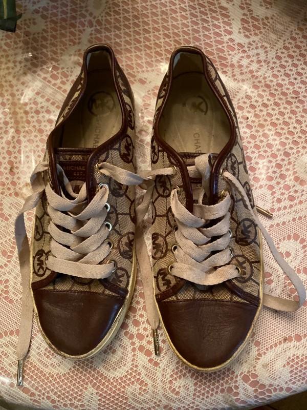 Michael Kors womens/ youth size 7 1/2 M