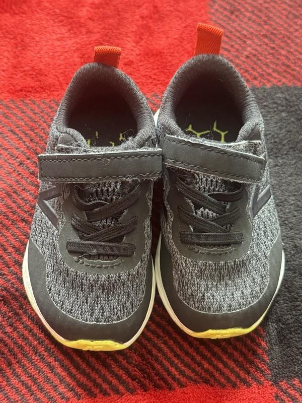 New Balance Fresh Foam Arishi Toddler Size 4 Shoes Sneakers Gray Green Hook Loop