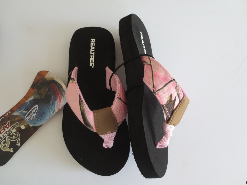 NEW Girl Youth Large *2-3* REALTREE Pink Camo Flip Flops Sandals Junior