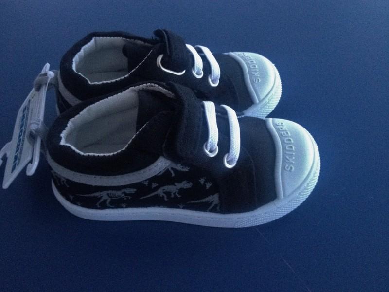 NEW Toddler **6**7**18-24 months SKIDDERS Black Canvas Shoe Sneakers Dinosaurs