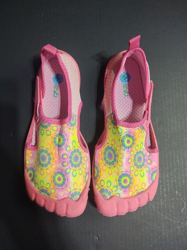 NEWTZ Girls Size 6 Pink Floral Water Sandals. C7