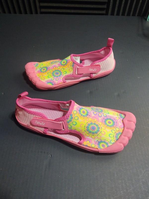 NEWTZ Girls Size 6 Pink Floral Water Sandals. C7