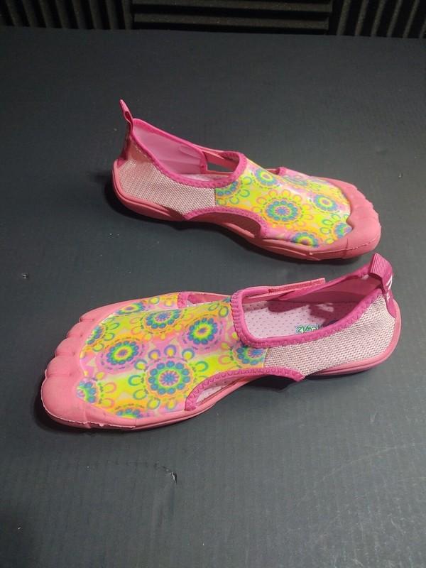 NEWTZ Girls Size 6 Pink Floral Water Sandals. C7