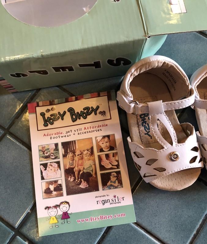 NIB Itzy Bitzy Infant Girls White Scallop/Cutout Sandals Size 4 Grippy Soles