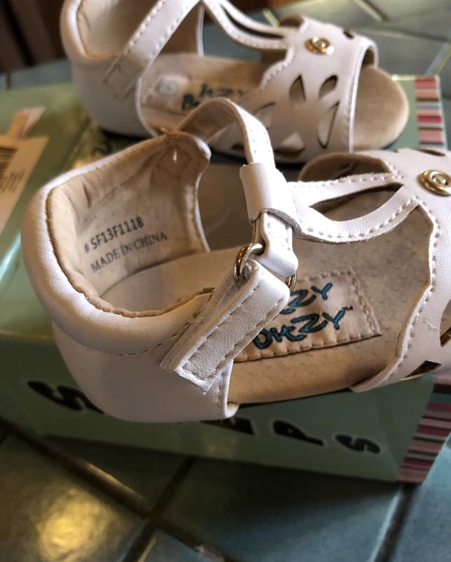 NIB Itzy Bitzy Infant Girls White Scallop/Cutout Sandals Size 4 Grippy Soles