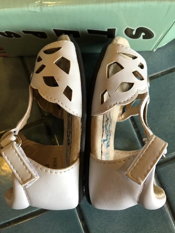 NIB Itzy Bitzy Infant Girls White Scallop/Cutout Sandals Size 4 Grippy Soles