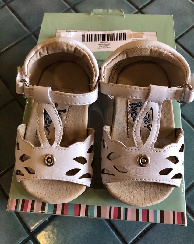 NIB Itzy Bitzy Infant Girls White Scallop/Cutout Sandals Size 4 Grippy Soles