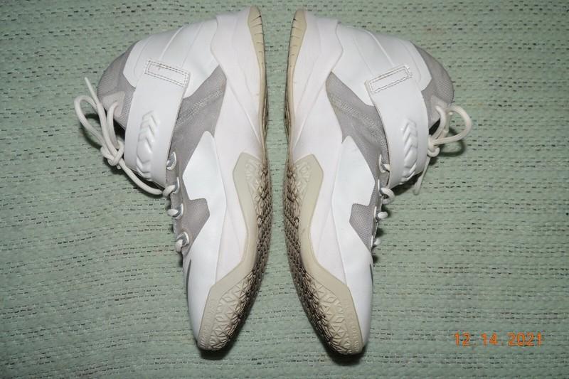 Nike 653645-100 Lebron James Soldier VIII White Gray Youth Basketball Shoes 6.5Y