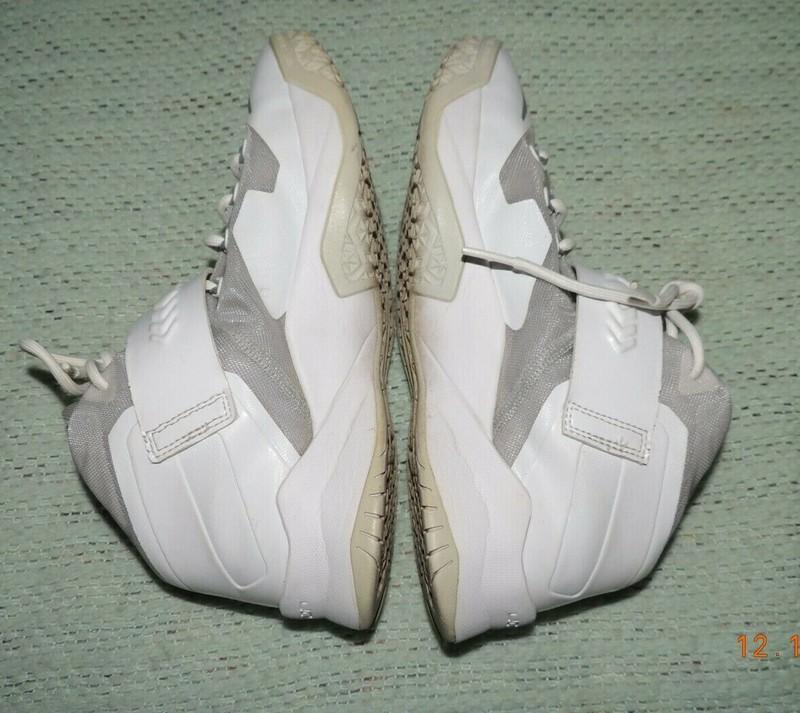 Nike 653645-100 Lebron James Soldier VIII White Gray Youth Basketball Shoes 6.5Y