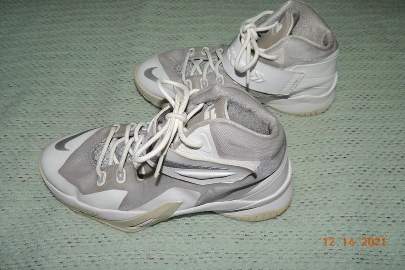 Nike 653645-100 Lebron James Soldier VIII White Gray Youth Basketball Shoes 6.5Y